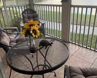 Lake View 2 Bed 2 Bath Loft With Pool, Gym, Pickleball ---- L@@k For Discounts ! - Brandon - Balcony