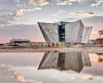 Belfast 3 Bed Penthouse Apartment ~ Stunning City Views Free Parking Free Wi Fi - Belfast - Pool