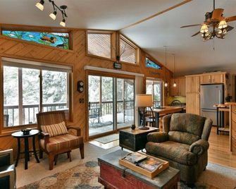 Four Bs Lodge in Barnes Sandy Frontage on Middle Eau Claire Lake - Solon Springs - Living room