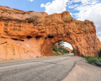 Scenic Large-Group Retreat, 1 MI To Bryce Canyon! - Bryce - Gebouw