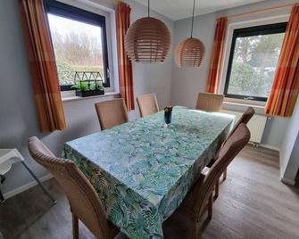 Villa Asurrie, with new sofa and armchair, very nice garden. Incl. cleaning - Julianadorp - Restaurant