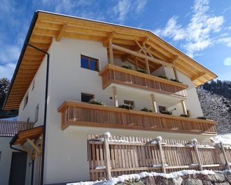 Apartment 'Schmetterling' with Mountain View, Shared Terrace and Wi-Fi - Ortisei - Bâtiment