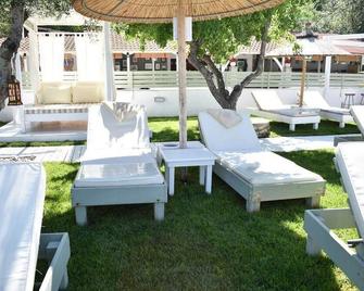 Mango Hotel - Elia Nikitis - Patio