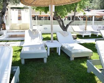 Mango Hotel - Elia Nikitis - Patio