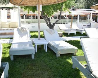 Mango Hotel - Elia Nikitis - Patio