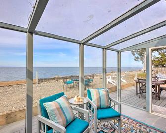 Oceanfront Ferndale Oasis with Fire Pit, Grill! - Ferndale - Balcony