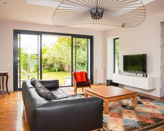 Biarritz city center, house 200 m2 with garden and garage, 150m from the beach - Biarritz - Living room