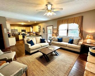 Serene Lake Barkley home, private dock, quiet neighborhood, kayaks, pool table, fire pit! - Cadiz - Obývací pokoj