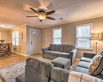 Vacation Rental Home about 15 Mi to Little Rock - Jacksonville - Living room
