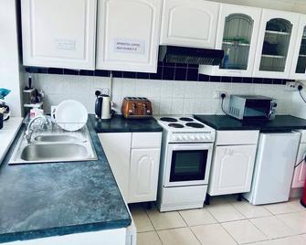 3 Bedroom Peaceful House (5 People Maxim - Gowerton - Kitchen