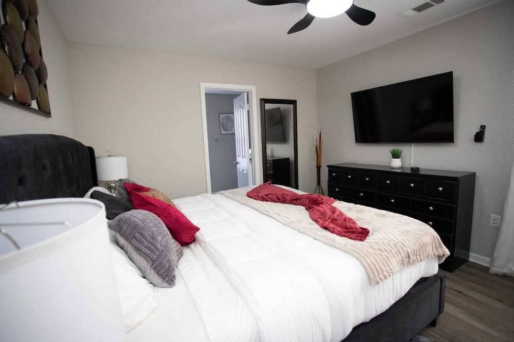 Cozy 3-bedroom house in charming Charlotte with backyard. 10 mins from uptown - שרלוט - חדר שינה