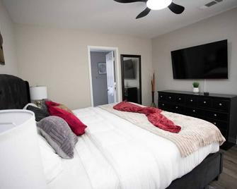 Cozy 3-bedroom house in charming Charlotte with backyard. 10 mins from uptown - Charlotte