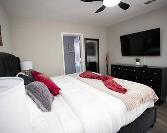 Cozy 3-bedroom house in charming Charlotte with backyard. 10 mins from uptown - שרלוט - חדר שינה