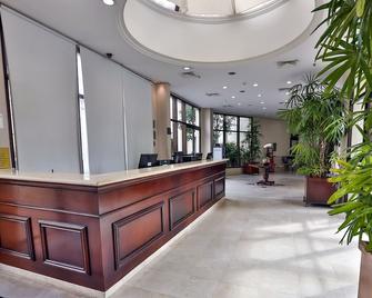Quality Suites Vila Olimpia - Sao Paulo - Front desk