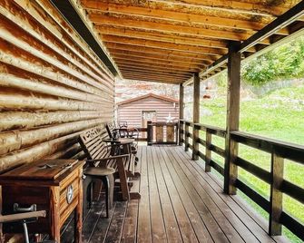 Quiet cabin in the hills close to the trails and other outdoor activities.br - Genoa - Balcony