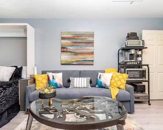 Melrose Exec Studio Queen + Bunk - Pet-Friendly - Vista