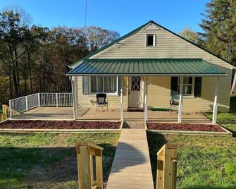 Country Comfy Right in Town - Charleston - Building