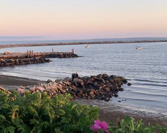 Cozy Cottage - Ocean Views- Steps away from private beach - Narragansett - Beach
