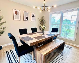 Private 5-acre Waterfront Retreat with Main & Guest House & BBQ Shed - Reedville - Dining room