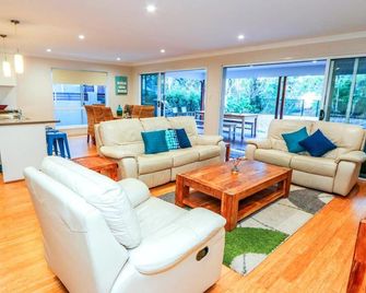 Lalapanzi holiday house - Agnes Water - Living room