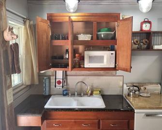 Charming cabin get away w/ walk-in shower, kitchenette, AC/heat, WiFi - Henderson - Кухня