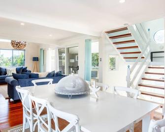 This home is amazing! - Yeppoon - Jídelna