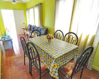 Magnfred's Place Batanes - Basco - Dining room