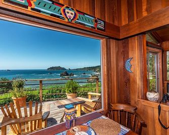 Luffenholtz Surfside Cabin~Romantic Hot Tub - Trinidad - Balcony