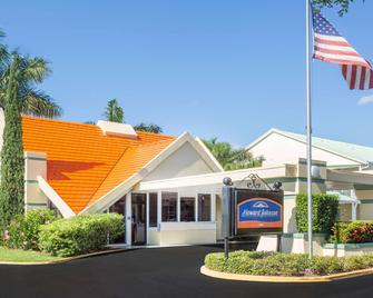 Howard Johnson by Wyndham Vero Beach / Downtown - Vero Beach - Edificio