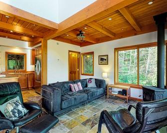 Quiet, family friendly home w/ WiFi, large deck, & full kitchen - Dogs are OK - Snohomish - Living room