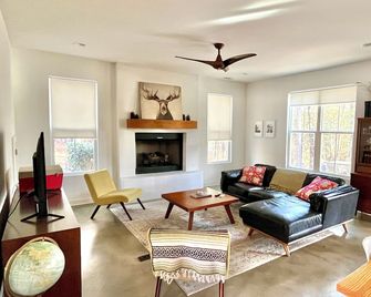 The Barngalo- Private, yet Close to everything - Aiken - Wohnzimmer