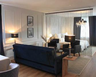 R B Apartment at Hamburg Airport I 4 persons I Kitchen I Washer-dryer I Netflix - Hamburg - Wohnzimmer