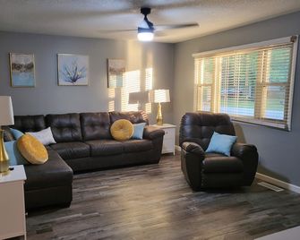 Kokomo's Mini Manor, great cozy place to stay! - Kokomo - Wohnzimmer