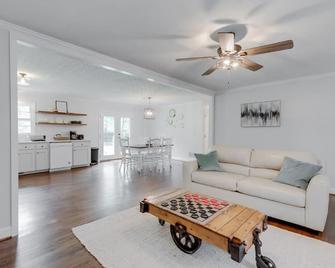 3 bd, farmhouse ranch, walking distance to Furman - Greenville - Sala de estar