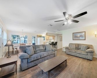 Lakefront home on Lake Kerr near Salt Springs with large porch and great yard - Fort McCoy - Living room