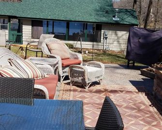 Hemlock Hide-A-Way Cozy Romantic Private Lake Cabin - Rice Lake - Patio