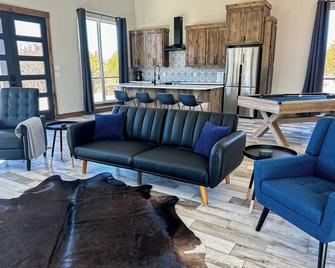 Brand New Yote Cabin, Pool Table, South of Norman - Purcell - Sala de estar