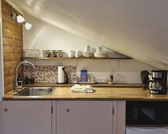 Cosy big room with minikitchen in charming Miðvágur - Miðvágur - Kitchen