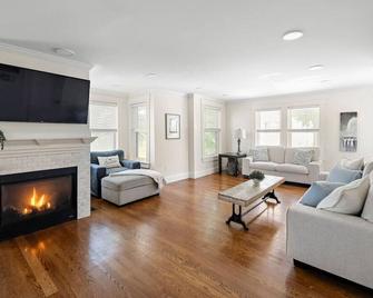 3 Bed Moreland St · Stunning 3+BD Under 10 mins to BOS w/parking & W/D - Somerville