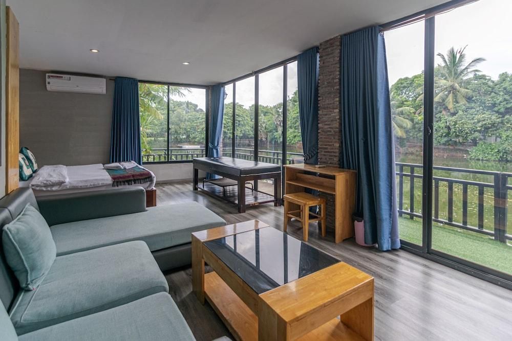 ساماثي ليك ريزورت - فنوم بينه - غرفة معيشة