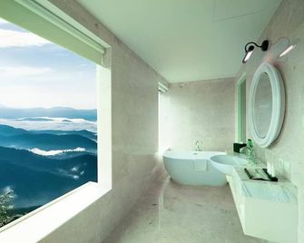 Hotel De Paviljoen - Bandung - Bathroom