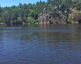 Romantic getaway! With gorgeous views from the Hot Tub! - Taylors Falls