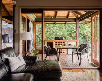 Montville Misty View Cottages - Montville - Living room