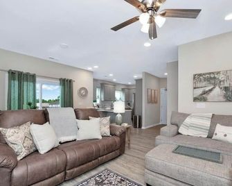 3A Charming new 2-bedroom apartment 10 m from aquatic ct downtown& hospital - Huntsville - Living room
