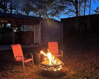 Centrally located Cozy Mid-Century Home - McComb - Patio