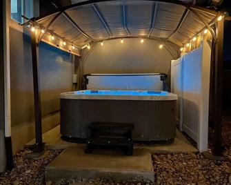 Clean 7 Bedroom, Gym, Sauna, Hot Tub, Game Room - West Jordan