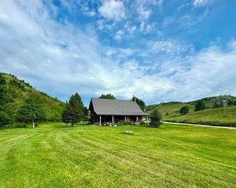 Sandhills Retreat minutes from downtown Valentine - Valentine - Außenansicht