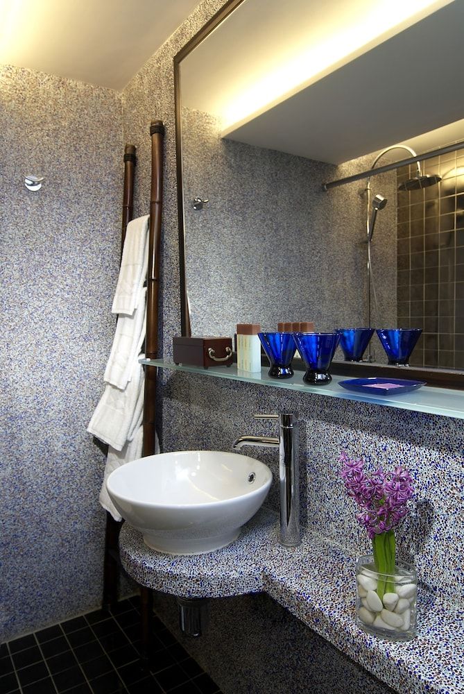 Lan Kwai Fong Hotel - Kau U Fong - Hong Kong - Bathroom