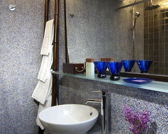 Lan Kwai Fong Hotel - Kau U Fong - Hong Kong - Bathroom