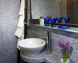 Lan Kwai Fong Hotel - Kau U Fong - Hong Kong - Bathroom